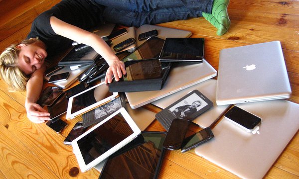 1280px-Cuddling_with_multiple_devices
