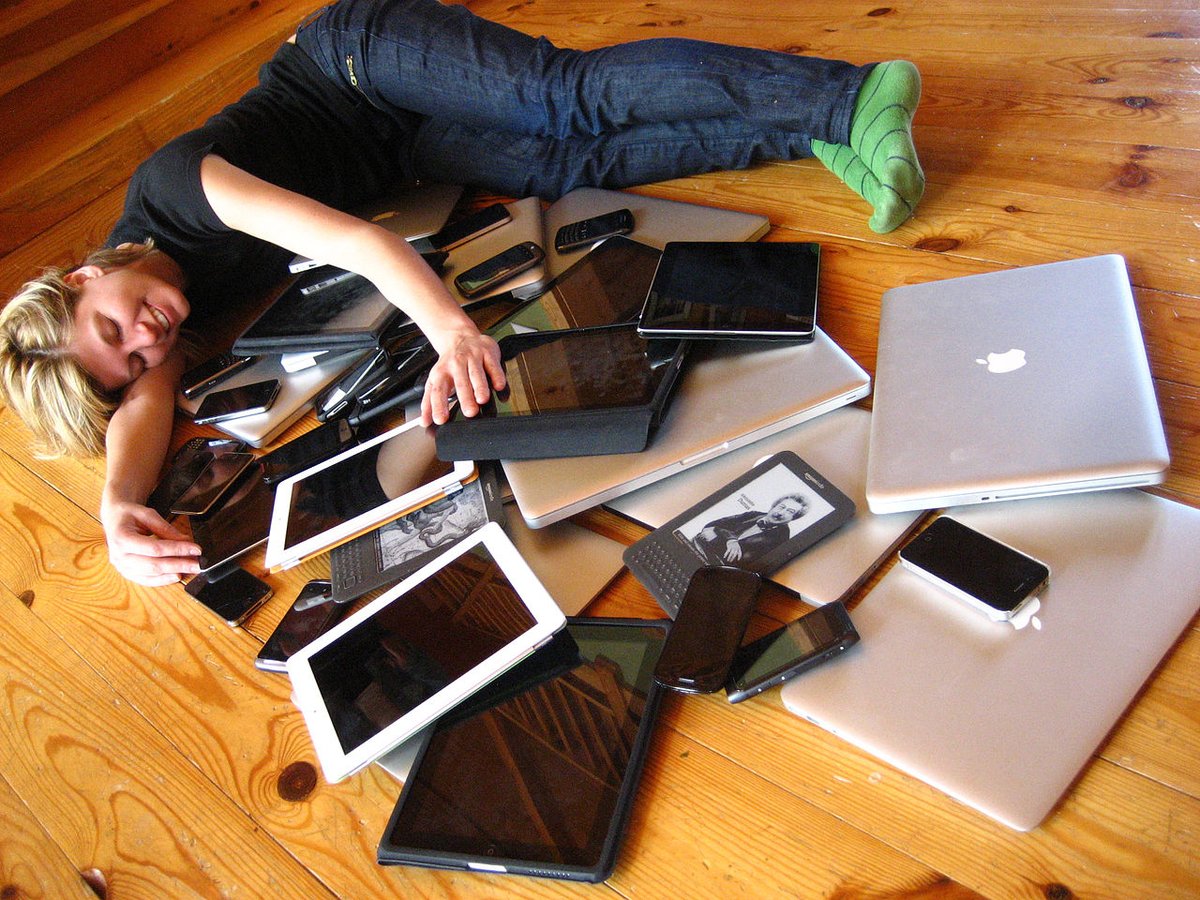 1280px-Cuddling_with_multiple_devices